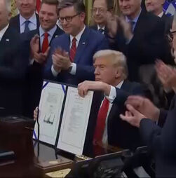 Donald Trump promulga fim do maior ‘shutdown’ dos Estados Unidos