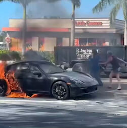 Bombeiros da Flórida resgatam homem preso no interior de carro em chamas