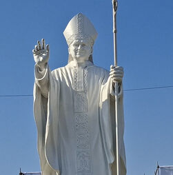 Católicos peruanos erguem estátua em homenagem ao Papa Leão XIV