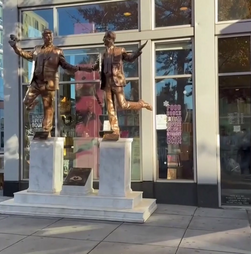 Estátua de Trump e Epstein de mãos dadas reaparece após revelação de emails comprometedores