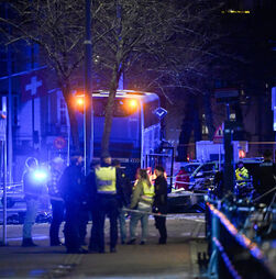 Aparato no local onde autocarro colidiu contra uma paragem na Suécia. Motorista foi detido