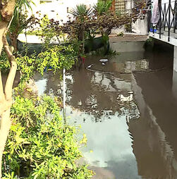 Vila do Conde com várias casas inundadas e corte de estradas