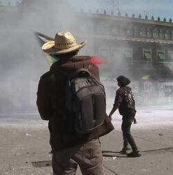 Polícia mexicana dispara gás lacrimogéneo contra jovens 