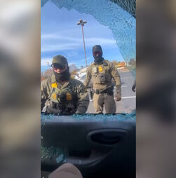 Polícia parte vidros de carro durante operação anti-imigração na Carolina do Norte 