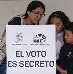 Presidente do Equador perde referendo para nova Constituição e bases militares estrangeiras