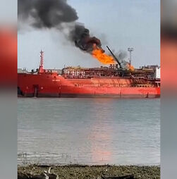 Navio ucraniano em chamas após ataques russos na fronteira com a Roménia  