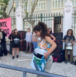 Alunos do Liceu Camões fecham escola a cadeado pelo fim dos combustíveis fósseis