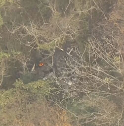 Imagens aéreas mostram chamas no local onde avião com três pessoas a bordo caiu no Japão