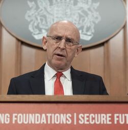 Navio espião russo tenta cegar pilotos e governo britânico avisa Putin: 'Estamos a ver-vos'