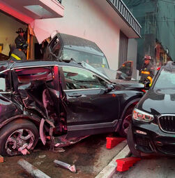 Carrinha choca contra prédio em São Francisco  