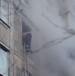 Ataque russo faz pelo menos 25 mortos em Ternopil