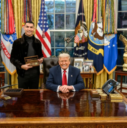 Trump deu a Cristiano Ronaldo a chave da Casa Branca: de que material é feita e a quem costuma ser entregue