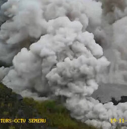 Vulcão Semeru na Indonésia volta a entrar em erupção  