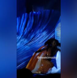 Miss Jamaica sofre queda aparatosa durante concurso Miss Universo  