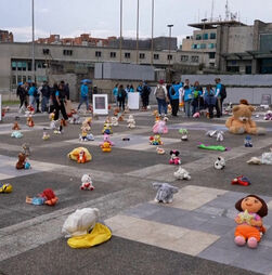 Brinquedos deixados em frente ao Ministério Público colombiano em protesto contra abusos sexuais de crianças 