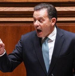 Montenegro assume negociações da lei laboral e chama UGT a São Bento