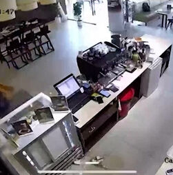 Imagens de videovigilância mostram momento em que sismo abalou o centro do Bangladesh 