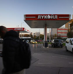 Ucrânia: Petrolífera russa Lukoil reduz dividendos depois de sanções dos EUA