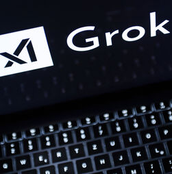 França toma medidas contra o chatbot Grok após negação do Holocausto