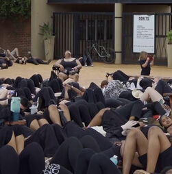 Centenas de mulheres deitam-se no chão para denunciar violência de género antes da cimeira do G20 na África do Sul 