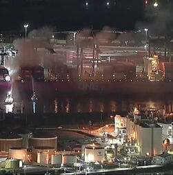 Mais de 100 bombeiros combatem incêndio em navio de contentores no porto de Los Angeles 