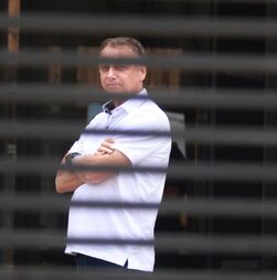 Bolsonaro diz que queimou pulseira eletrónica 'por curiosidade': 'Usei um ferro de soldar'