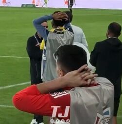 Tudo de mão na cabeça: a reação do banco do Al Nassr ao momento de magia de Cristiano Ronaldo