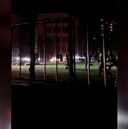 Pais ucranianos arranjam solução criativa para crianças jogarem futebol durante apagões 