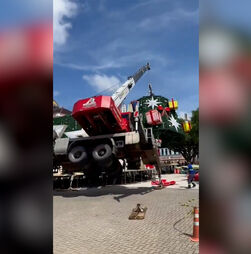 Árvore de Natal cai sobre trabalhadores no Brasil: há um morto e um ferido