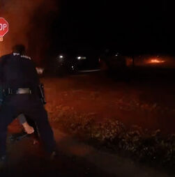 Polícias retiram homem de carro em chamas no Texas segundos antes de o veículo explodir