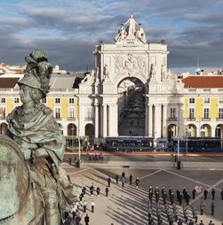 Cerimónias do 25 de Novembro: Imagens de drone mostram desfile militar em Lisboa 