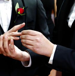 Tribunal da UE manda Polónia registar casamento entre casal do mesmo sexo