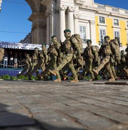 25 Novembro: Parada militar polémica marcou arranque das comemorações dos 50 anos