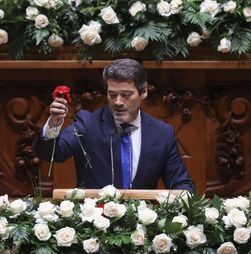 Flores geram polémica: André Ventura retira cravos vermelhos e diz que 'o dia é de rosas brancas'