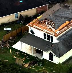 Telhados arrancados e postes caídos: tempestades severas provocam destruição no Texas