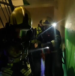 Bombeiros retiram moradores de edifício bombardeado em Kiev   