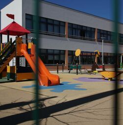 'Pais helicóptero' dão origem a filhos inseguros? 'As crianças precisam de correr riscos' 