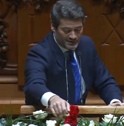 O momento em que André Ventura retira cravos vermelhos na Assembleia da República