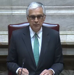 “Abril abriu a porta da liberdade e Novembro garantiu tivesse chão firme para caminhar”, diz Aguiar-Branco 