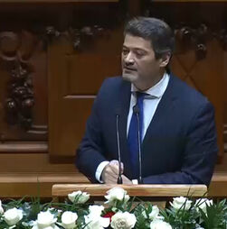 “Aquilo que celebramos aqui hoje não é nenhuma cerimónia de enfeitar”, diz Ventura 