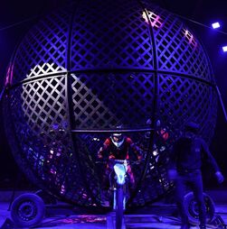 Acrobata morre no 'Globo da Morte' durante espetáculo em Itália