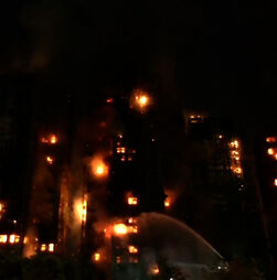 Incêndio de grandes dimensões consome arranha-céus em Hong Kong 