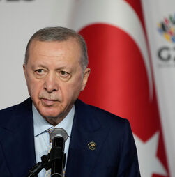 Jornalista turco condenado a mais de quatro anos de prisão por ameaçar Erdogan