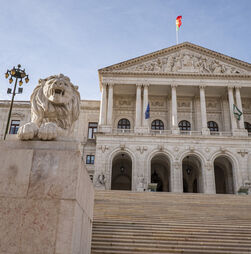 “Fartos de ser cidadãos de segunda”, pessoas com deficiência protestam frente ao parlamento