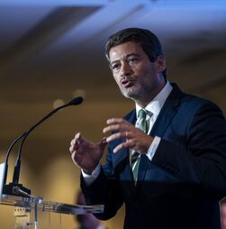 Julgamento de André Ventura por cartazes sobre ciganos adiado para meados de dezembro