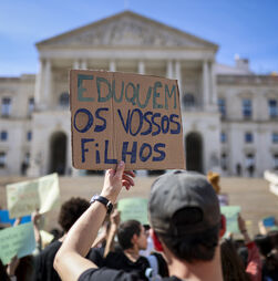 Frente Comum protesta em frente à Assembleia contra Orçamento. 'Consequências vão ser gravíssimas'