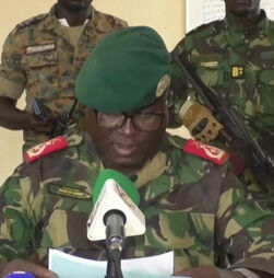 Militares garantem que o ex-presidente da Guiné está bem 