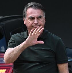 Congresso brasileiro aprova lei que reduz pena de Jair Bolsonaro e outros condenados