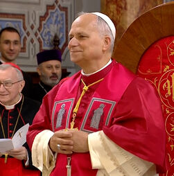 Papa Leão XIV aplaudido durante visita a catedral em Istambul  