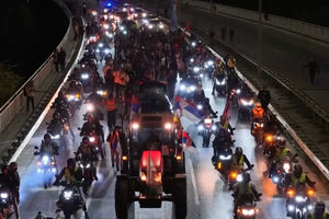 Milhares de pessoas reúnem-se na Sérvia para receber os primeiros estudantes que voltam após uma marcha de protesto de dois dias